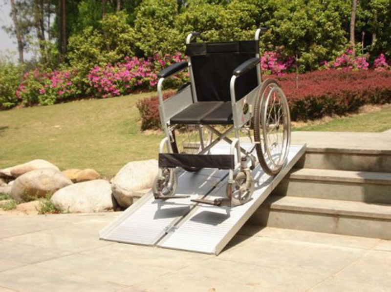 Třikrát složitelná přenosná rampa pro invalidní vozíky s nižším stupněm nájezdu